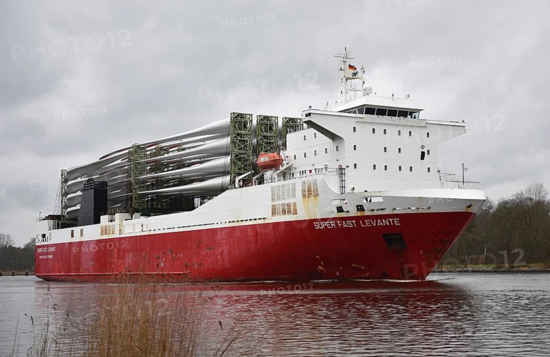 Ro-Ro Cargo ship Super Fast Levante travelling with rotor blades for wind turbines in the Kiel Canal, Kiel Canal, Kiel Canal, Schleswig-Holstein, Germany