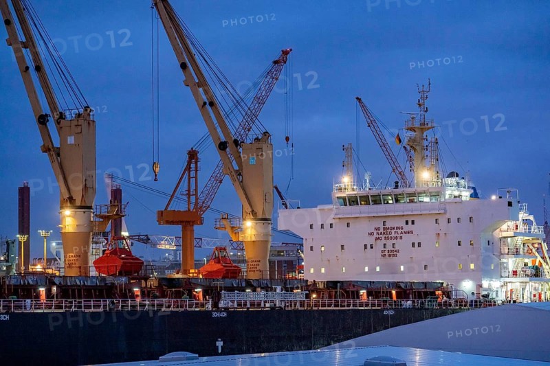 Lloyd Werft, freighter in dry dock, freighter Adam Schulte, shipyard in the overseas harbour of Bremerhaven, Bremen, Germany