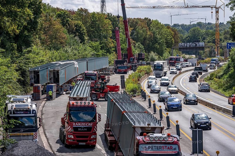 Construction site on the A40 motorway near Mülheim-Winkhausen, preparatory work, bridge segments of the new bridge are delivered, bridge construction on the Hardenberg bridge, which is dilapidated and is renewed in 2 steps, a bridge section is demolished and rebuilt, traffic rolls on the other bridge, the same then happens with the second bridge, Mülheim, North Rhine-Westphalia, Germany