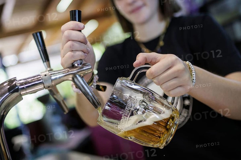 Symbol photo on the subject of serving beer. A woman taps a draught beer in a cafe in Berlin, 14/08/2024