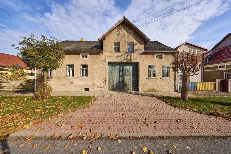 Old residential building with gateway, Möglenz district, Bad Liebenwerda, Elbe-Elster district, Brandenburg, Germany