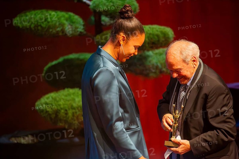 Rose garden Mannheim: Award Night 2024 / Rhine-Neckar Sport Award. Picture: Klaus Schlappner presents Yemisi Ogunleye, Olympic shot put champion in Paris 2024, with her prize