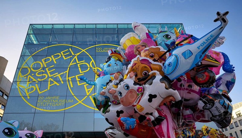 Balloons, figure balloons, helium balloons, behind new art museum at Schlossplatz, glass cube, cube, Stuttgart, Baden-Württemberg, Germany