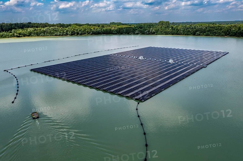 Germany's largest floating solar power plant on the Silbersee III, a quarry pond no longer used for sand mining, near Haltern am See, operated by Quarzwerke GmbH, around 5800 solar modules, on an area of a good 2 football pitches, generate 3.1 megawatts of power, the company uses the electricity itself on weekdays, at weekends it flows into the public grid, North Rhine-Westphalia, Germany