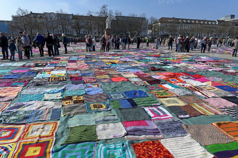 VIVA VITTORIA - Knitting against violence against woman at Friedrichsplatz in Kassel, Germany