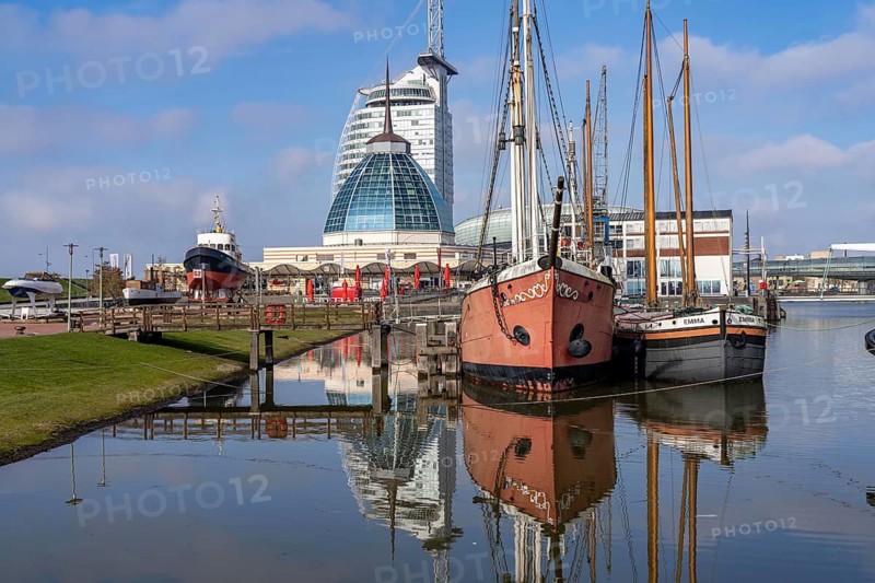 Old harbour, harbour basin, harbour district, Sail City building, Klimahaus Bremerhaven, museum ships Emma, Elbe 3 lightship, part of the Harbour Worlds, in Bremerhaven, Bremen, Germany