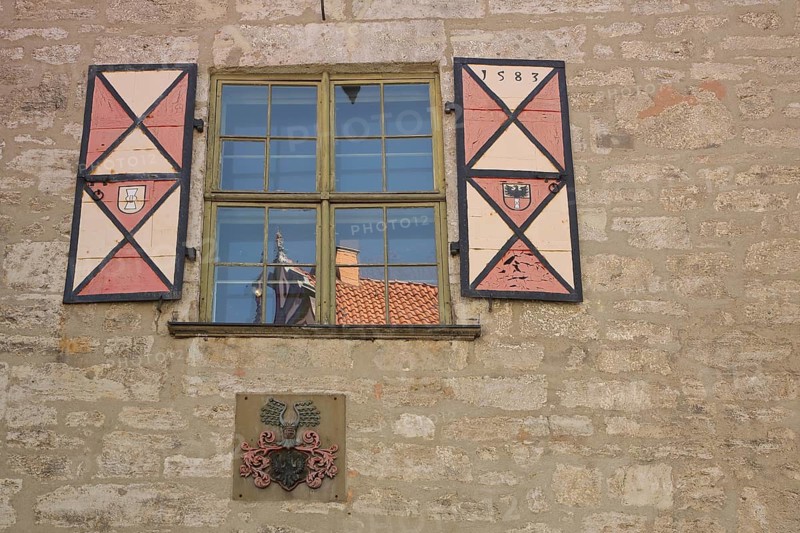 House façade and window with shutters and reflections, year, coat of arms, Ratskeller, Mühlhausen, Thuringia, Germany