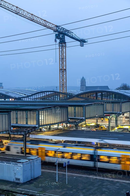 Modernisation of Duisburg Central Station, the platforms of the 13 tracks are being renewed, 2 platforms are already finished, the old flat roofs are being replaced by a corrugated steel and glass roof, the conversion is taking place during ongoing operations, one platform is always closed, the conversion measure should be completed by 2028, Duisburg North Rhine-Westphalia, Germany
