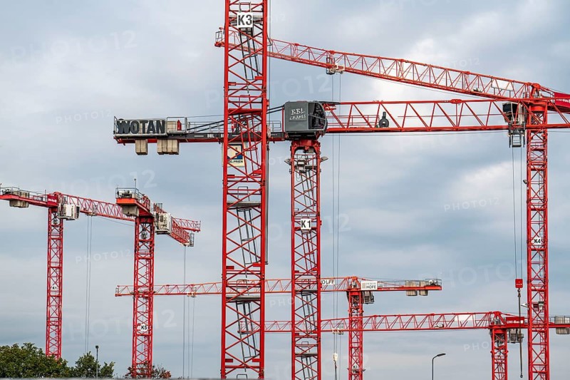 Construction cranes, on a large building site in Düsseldorf, Deiker Höfe, North Rhine-Westphalia, Germany