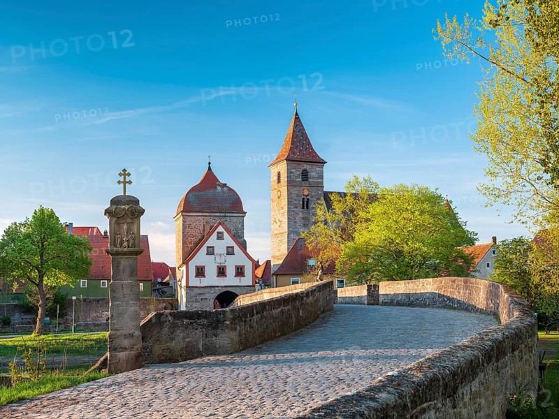 Ornbau im Altmühltal in the evening light, medieval stone bridge over the river Altmühl, Altmühl bridge with wayside shrine, city gate and parish church of St. James, Ornbau, Middle Franconia, Bavaria, Germany