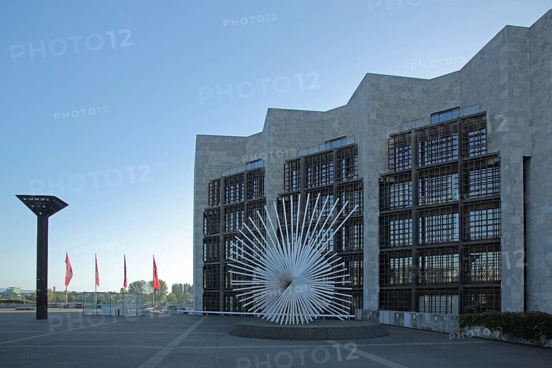 Town Hall with Vitality sculpture by Andreu Alfaro 1979, modern art, abstract art, spiral with metal bars, beam-shaped Jockel-Fuchs-Platz, Mainz, Rhineland-Palatinate, Germany