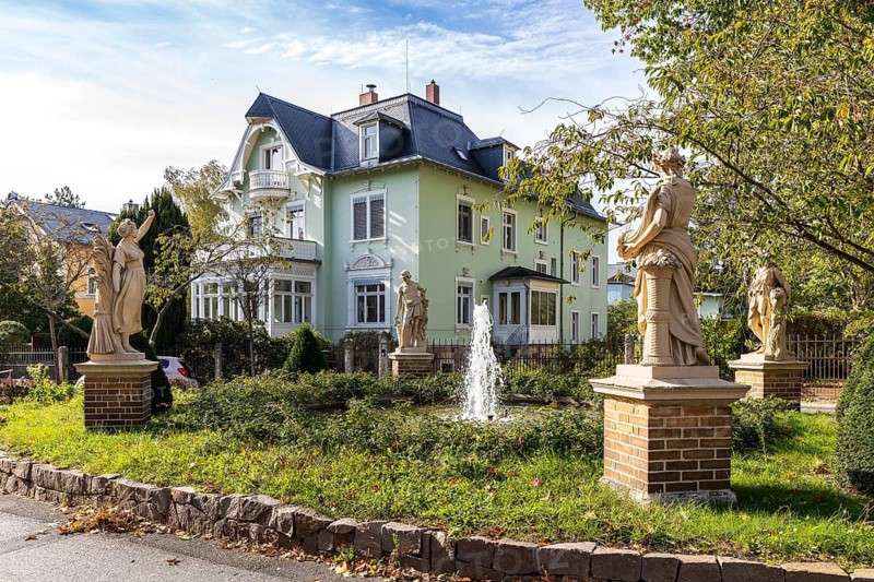 Fountain on Fontainenplatz with roundabout with the Four Seasons group of figures, Dr.-Schmincke-Allee, Radebeul, Saxony, Germany