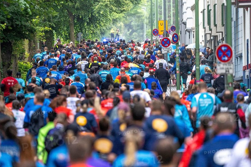 The Essen company run, traditional run, 5 KM running course through the Rüttenscheid district, with many spectators, over 14, 000 participants in 3 running waves, major event, Essen, North Rhine-Westphalia, Germany
