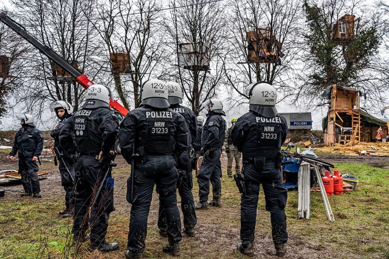 2nd day of the clearing of the hamlet Lützerath, by the police, of tree houses and huts, of climate activists, at the opencast lignite mine Garzweiler 2, Erkelenz, North Rhine-Westphalia, Germany