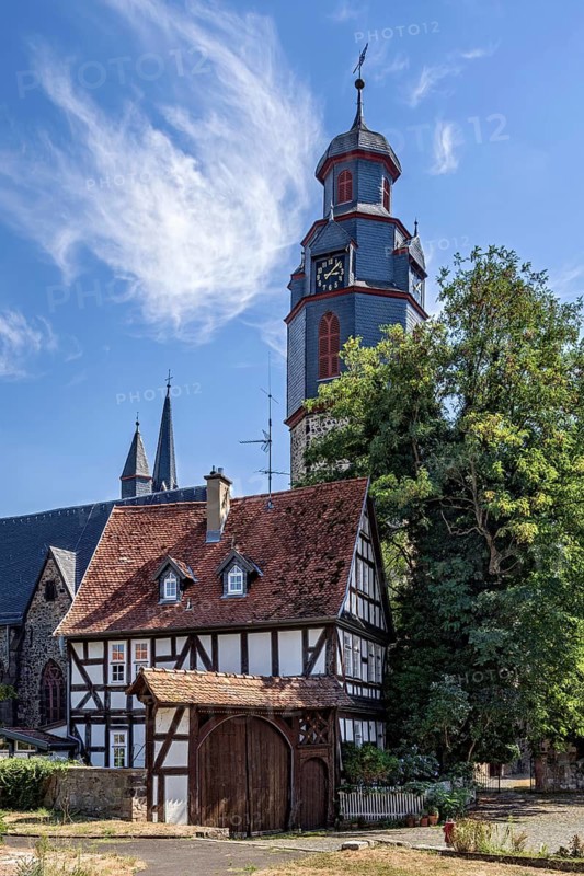 St Mark's Church, Gothic basilica, bell tower with baroque spire, cultural monument, half-timbered house Weidighaus by Dr Friedrich Ludwig Weidig, rectorate of the Latin school, blue sky with feather cloud, cirrus, historic old town, Butzbach, Wetterau, Hesse, Germany