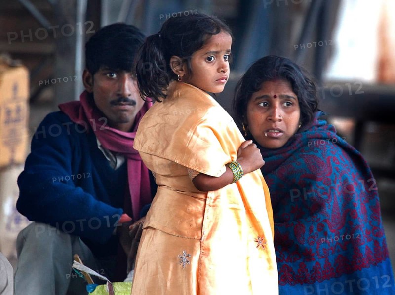 New Dehli, India, 15.01.10 - Family with young girls at train station in Neu-Dehli, India