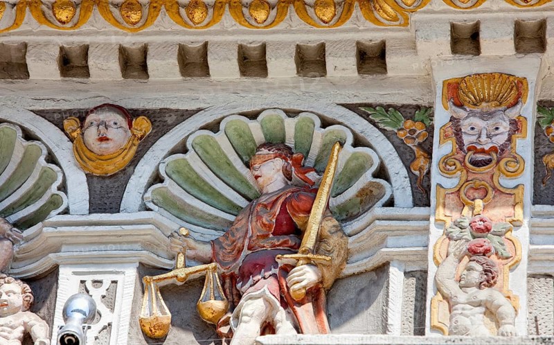 Detail, Lady Justice, Iustitia, The Dempterhaus or Leisthaus, 1607, Weser Renaissance style, Museum, Hameln, Lower Saxony, Germany, Europe, Detail, Kardinal-Tugend, Justitia, Hausfassade im Stil der Weserrenaissance, das Dempterhaus oder Leisthaus von 1607, Hameln, Niedersachsen, Deutschland