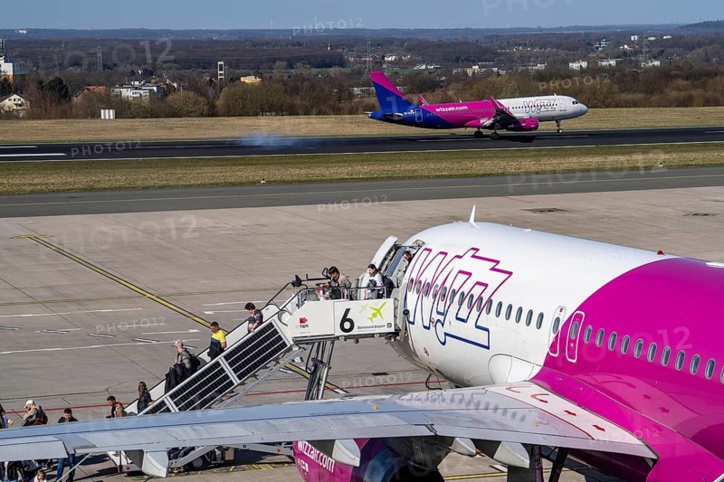 Dortmund Airport, Wizzair Airbus A320, on the apron, passengers disembarking, during landing, regional airport, many connections to Eastern Europe, Hungarian low-cost airline