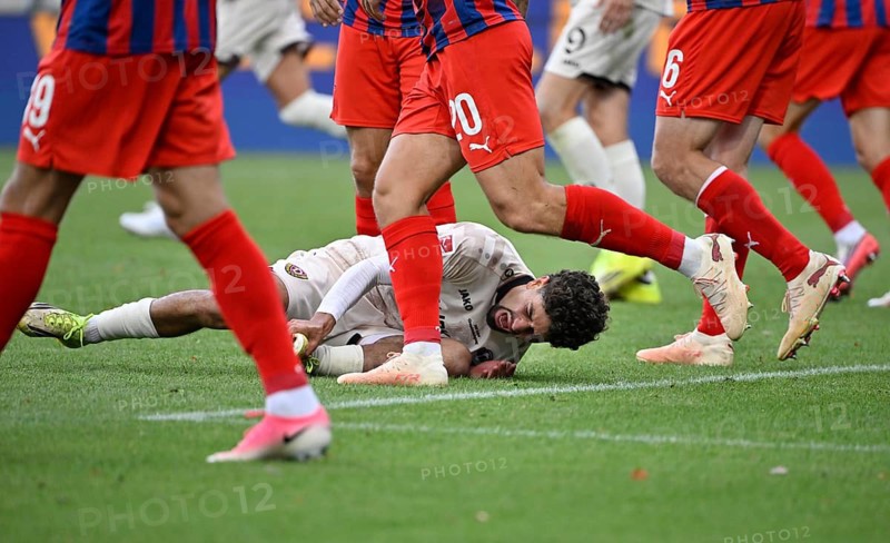 Kaan Inanoglu, SG Dynamo Dresden SGD (11), injured whilst on the ground, footballer's legs, football, Bundesliga, rain, Allianz Arena, Munich, Bavaria, Germany