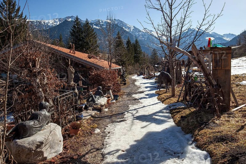 Hiking trail, carriage museum on the left, snow-covered mountains of the Allgäu Alps in the background, Hinterstein, Bad Hindelang, Oberallgäu, Allgäu, Bavaria, Germany