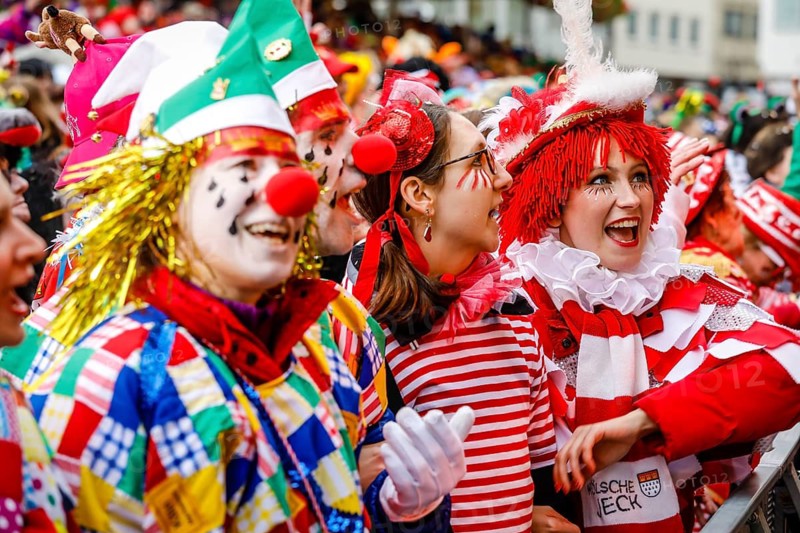 Colourfully costumed carnivalists celebrate carnival in Cologne, on Weiberfastnacht the street carnival is traditionally opened on the Alter Markt, which then reaches its climax on Rosenmontag, Cologne, Rhineland, North Rhine-Westphalia, Germany