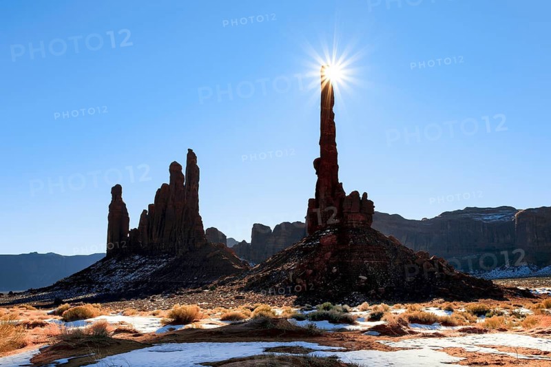 Totem Polem, Monument Valley in winter, mesas and monolites, snow and sand dunes, Utah, USA, North America
