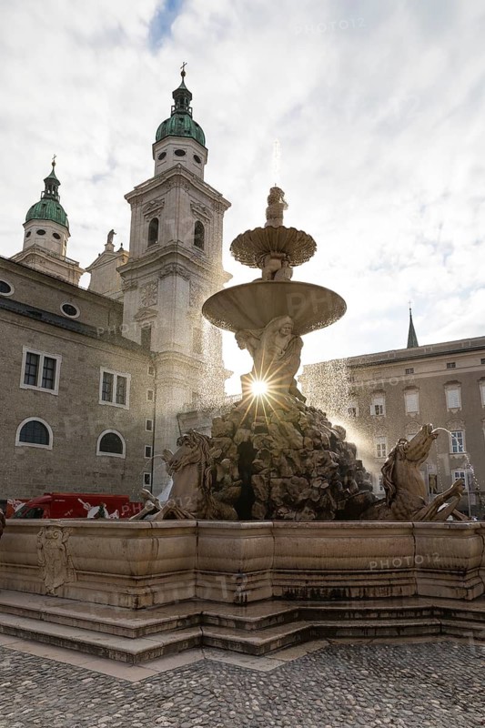 Residenzbrunnen am Residenzplatz, with the cathedral in the background, Salzburg, Austria