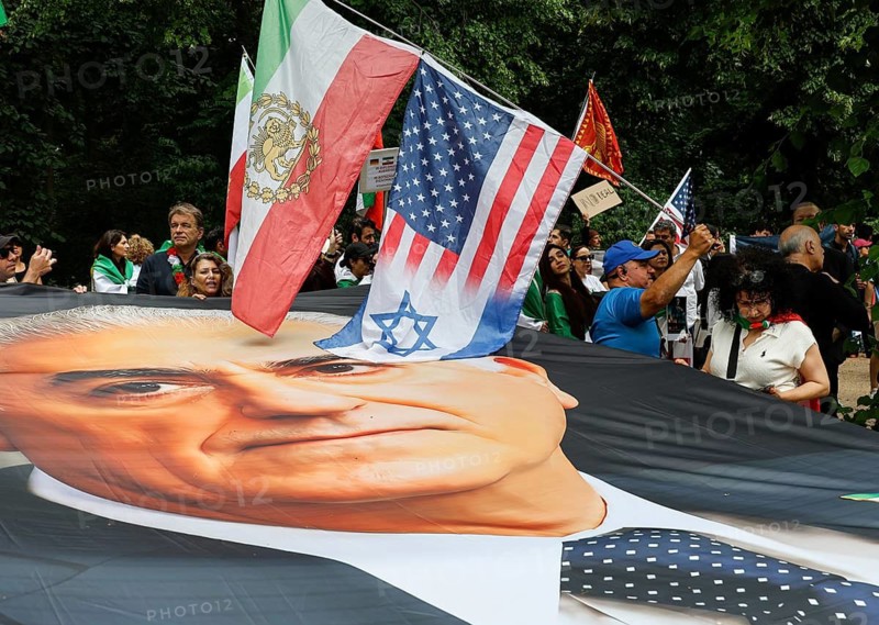 On the 250th anniversary of American independence, Iranians are demonstrating with pictures of Reza Pahlavi and Israeli and American flags at the American embassy in Berlin. Iranians demand democracy and the end of the Islamist terrorist regime in Iran, 04.07.2026, Berlin, Berlin, Germany