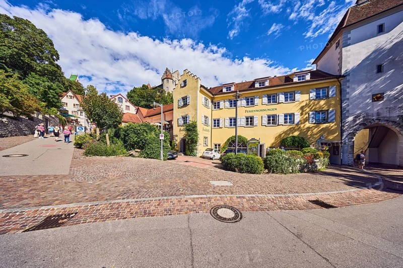 Seeschlössle apartments, historic building, city gate Unterstadttor, general architecture, pedestrian zone, pedestrians as a secondary theme, street, square, trees, hedge, blue sky, cumulus clouds, Steigstraße and Unterstadtstraße confluence in Bismarckplatz, Meersburg, Lake Constance, Lake Constance, Baden-Württemberg, Germany