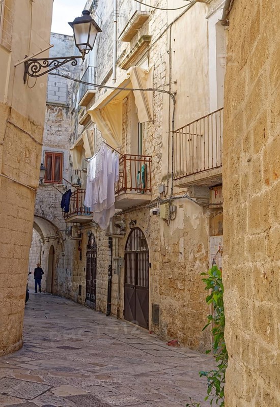 Tuff houses on an alley in Bari Veccia, the old town of the southern Italian city of Bari. Bari, Apulia, Italy