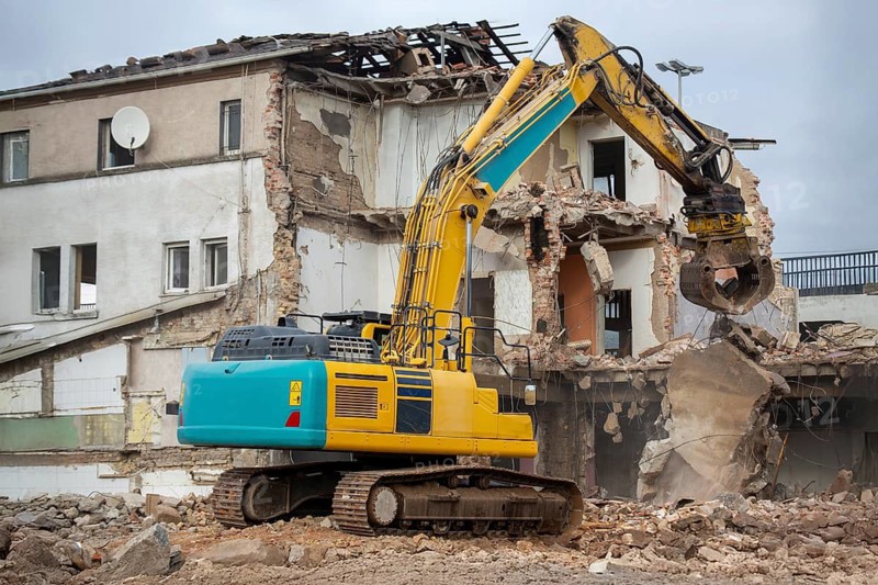 House demolition, demolition excavator in action