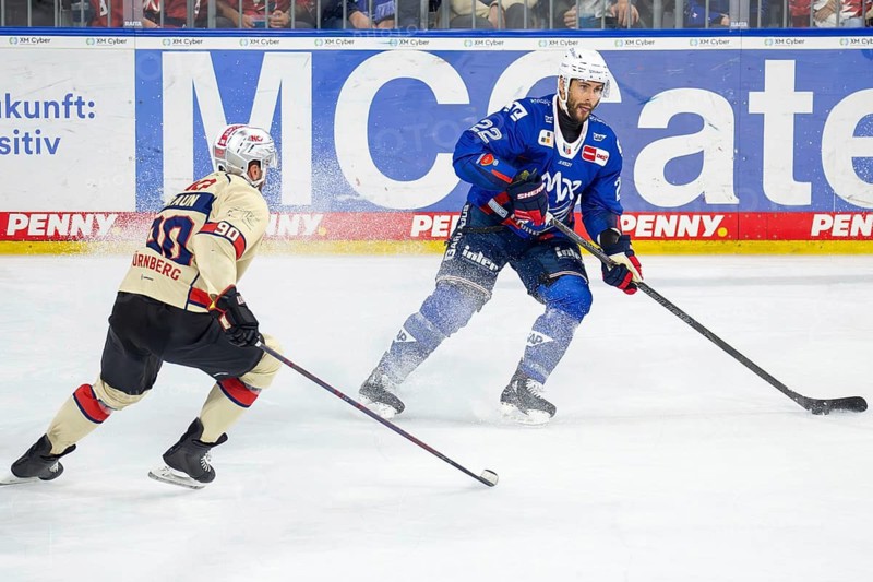 02.10.2024, DEL, German Ice Hockey League season 2024/25, Matchday 6: Adler Mannheim vs Nuremberg Ice Tigers. Player on the puck: Matthias Plachta (22, Mannheim)