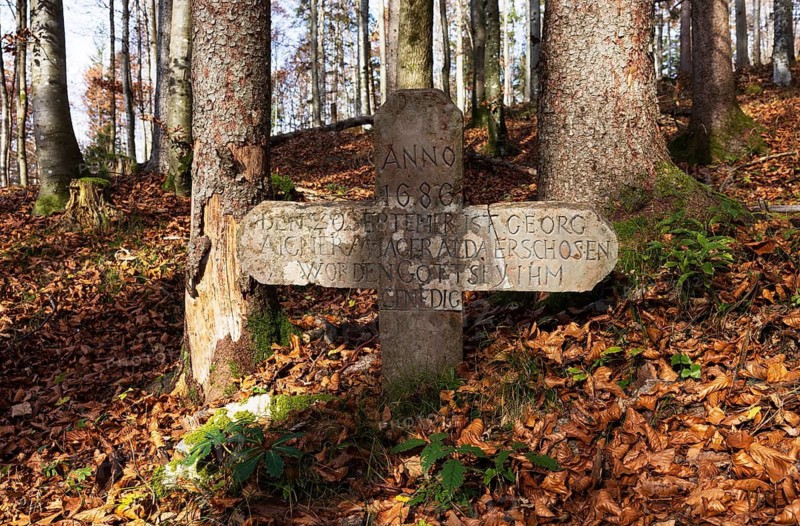 Memorial shrine on the way to the Schwarzenberg, Osterhorn group, Salzkammergut, Salzburg province, Austria
