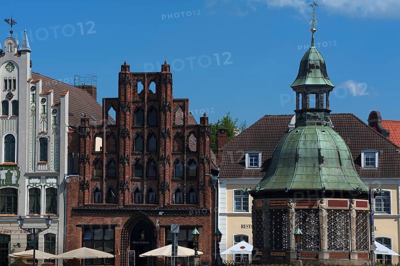 Historic buildings on the market square, the Old Swede, Wismar's oldest town house from 1380, today an inn, on the right the Wismar Waterworks, 1579-1602, built in the Dutch Renaissance style, Wismar, Mecklenburg-Western Pomerania, Germany