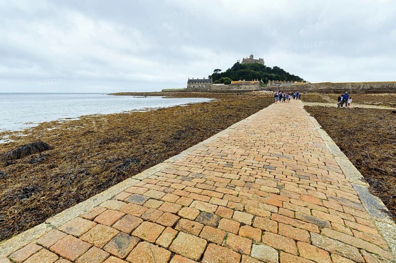 Walkers, cobbled causeway, St Michael's Mount, tidal island with castle, Marazion, Cornwall, England, Great Britain