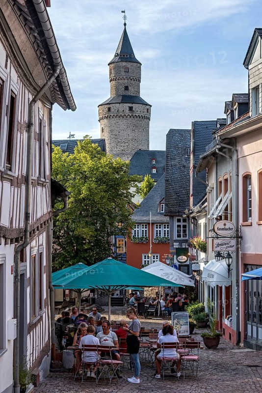Obergasse with alleyway restaurant, witch tower keep at the back, butter barrel tower, historic old town, Idstein, Rheingau Taunus district, German Half-Timbered Road, Hesse, Germany