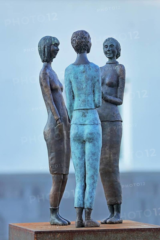 Sculpture Dorfgeflüster by Rosi Röhm 2021, bronze sculpture, three slender female figures in conversation, whispering, whispering, quietly, talking, speaking, communication, interaction, chatting, discussing, gossiping, telling, chatting, talking, communicating, conversation, female figure, graceful, village square, Drais, Mainz, Rhine-Hesse region, Rhineland-Palatinate, Germany