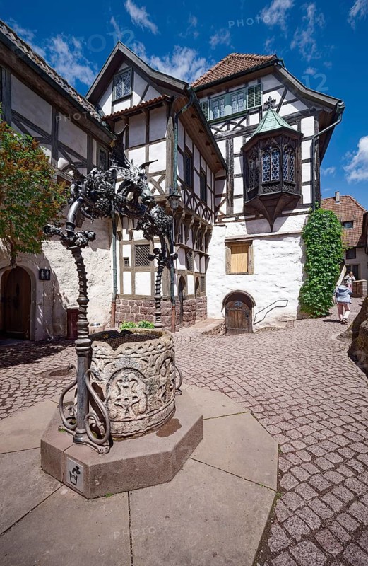 Fountain, bailiwick with Nuremberg bay window, castle courtyard, Wartburg, castle in the Thuringian Forest, UNESCO World Heritage, Eisenach, Thuringia, Germany
