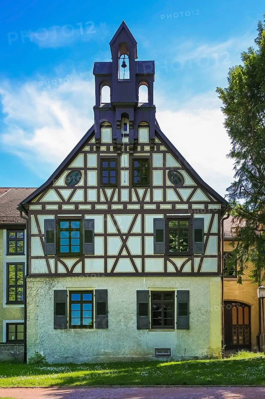 Varbüler Castle, Hemmingen Castle, former seat of the Barons of Varnbüler, main building now town hall, neo-Gothic, historical buildings, architecture, Hemmingen, Ludwigsburg district, Baden-Württemberg, Germany