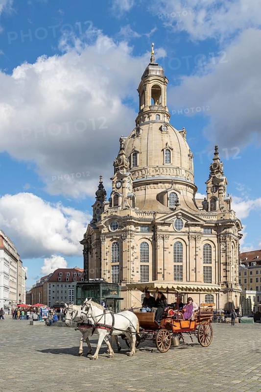 Horse-drawn carriage in front of the Church of Our Lady on Neumarkt, Dresden, Saxony, Germany