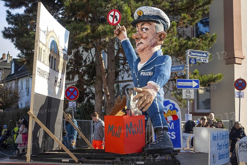 A float at the traditional Frankfurt carnival parade Klaa Paris in the Heddernheim district draws attention to the nationally known grievances in the railway station district, Heddernheim, Frankfurt am Main, Hesse, Germany