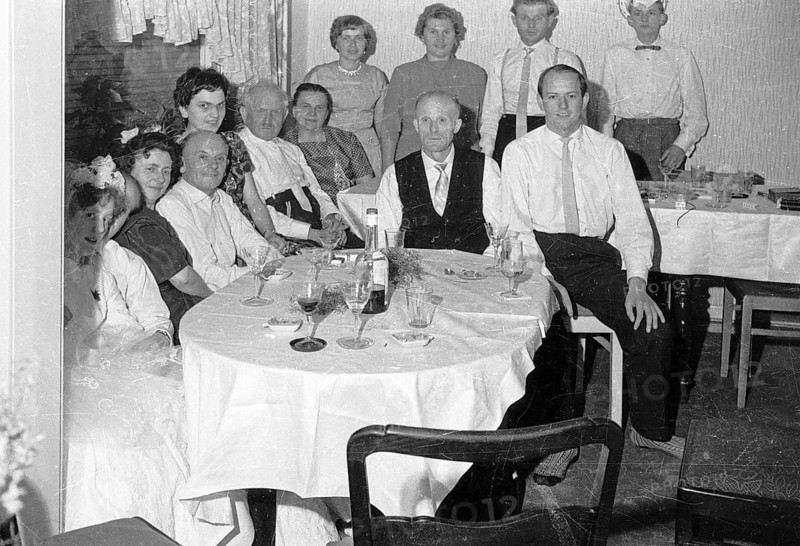 Wedding reception, bridal couple, guests, Arnsberg, Sauerland, North Rhine-Westphalia, Germany, May 1, 1961, retro, vintage, old, historic