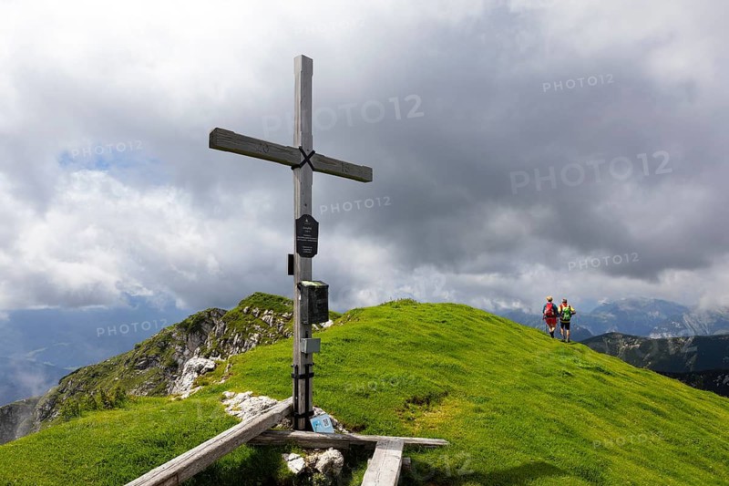 Hikers at the summit of the Gamsfeld, Russbach, Osterhorngruppe, Salzkammergut, Land Salzburg, Austria