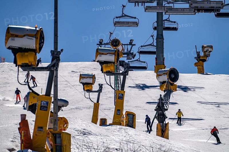 Winter sports area in the Sauerland, Winterberg ski lift carousel, artificial snow pistes, artificial snow from over 360 snow guns, Poppenberg ski area, 12 of 24 lifts are in operation in mid-March, the rest of the landscape is snow-free, North Rhine-Westphalia, Germany