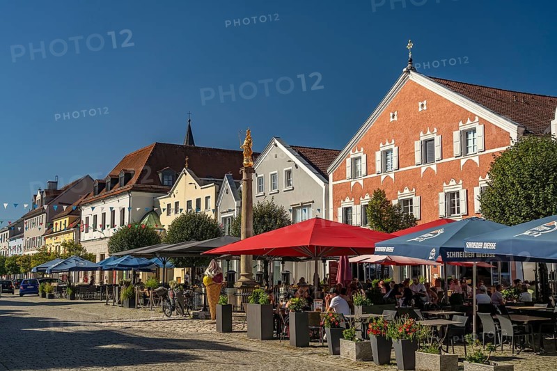 Ludwigsplatz with catering in the old town of Kelheim, Lower Bavaria, Bavaria, Germany
