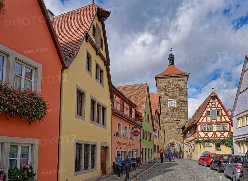 Spitalgasse and Siebersturm in the old town centre of Rothenburg ob der Tauber. Rothenburg, Bavaria, Germany