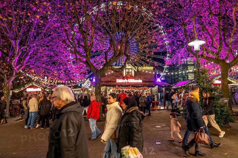 Pre-Christmas season, people, shoppers, visitors to the Christmas market in Essen city centre, Ferris wheel on Burgplatz, Kettwiger Straße, Christmas lights, Essener Lichtwochen, North Rhine-Westphalia, Germany