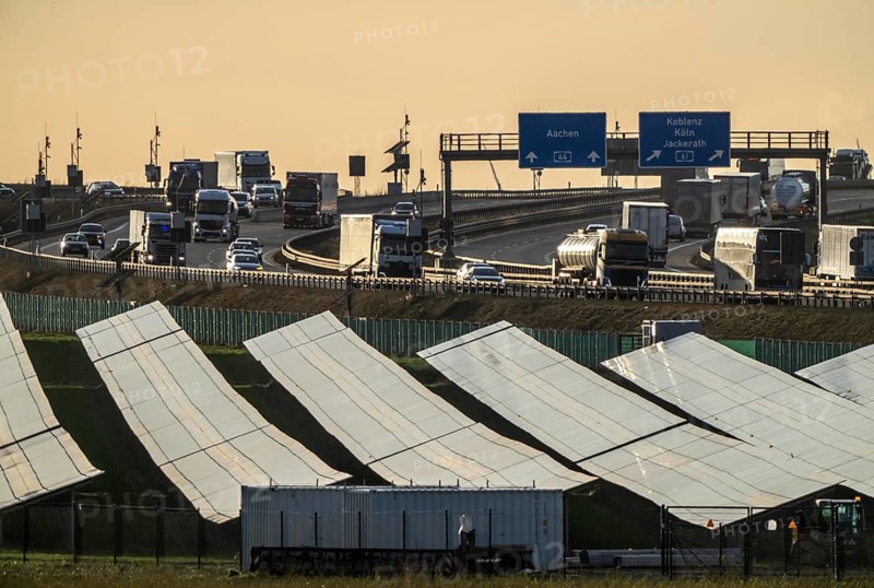 20 MWp ground-mounted photovoltaic system, from RWE, with over 36600 solar modules, in a 200 metre long strip of land, over 1 km long, along the A44 motorway near Bedburg, at the Jackerath junction, recultivated open-cast mine site, North Rhine-Westphalia, Germany