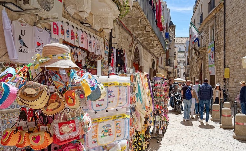 Tourists and souvenirs in Bari Veccia, the old town of the southern Italian city of Bari. Bari, Apulia, Italy