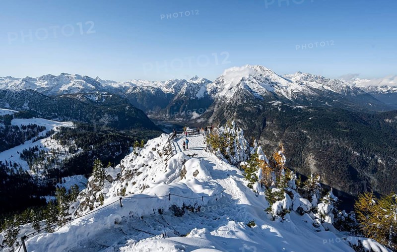 Hiking trail on the snow-covered summit of the Jenner with viewing platform in autumn, view of Königssee and Watzmann, Berchtesgaden National Park, Berchtesgaden Alps, Schönau am Königssee, Berchtesgadener Land, Bavaria, Germany